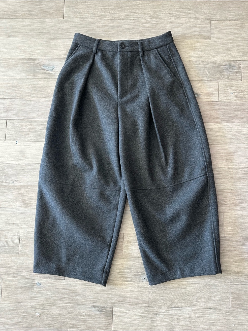 NWOT Zara Barrel Dark Gray Pleated Cropped Chinos Trousers Pants Size Medium
